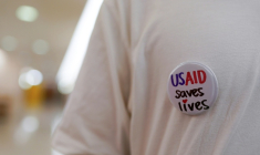 Un badge "USAID sauve des vies", porté par un ancien employé fédéral, à Washington, le 24 juin 2025 ( GETTY IMAGES NORTH AMERICA / Jemal Countess )