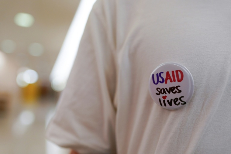 Un badge "USAID sauve des vies", porté par un ancien employé fédéral, à Washington, le 24 juin 2025 ( GETTY IMAGES NORTH AMERICA / Jemal Countess )