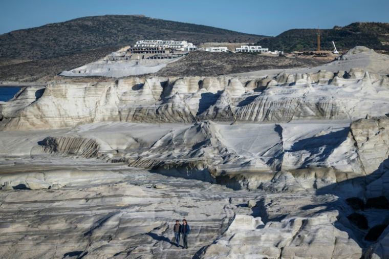 Le chantier de construction d'un hôtel de luxe sur l'île grecque de Milos, en mer Égée, le 3 février 2026 ( AFP / Aris MESSINIS )
