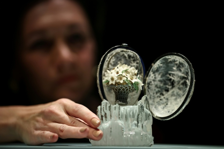 L'Oeuf d'Hiver des Romanov, créé par Fabergé, présenté à Londres par Christie's le 27 novembre 2025 avant sa mise aux enchères  ( AFP / HENRY NICHOLLS )