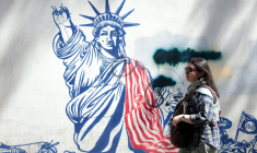 Une peinture murale anti-américaine près de l'ancienne ambassade des Etats-Unis à Téhéran, le 11 mai 2025 ( AFP / ATTA KENARE )