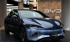 Un véhicule électrique BYD SEAL exposé au BYD Pakistan Metropole Experience Center, à Karachi