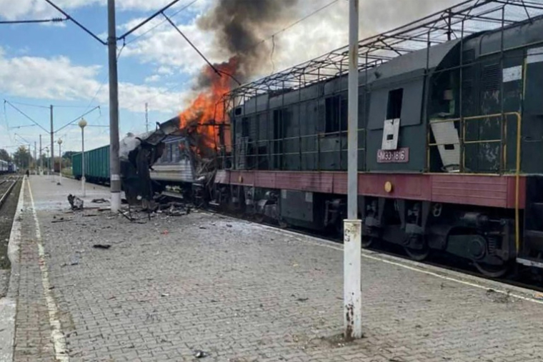 Photo prise et publiée par le service de presse des chemins de fer ukrainiens, le 4 octobre 2025, montrant un wagon de train en feu après une attaque de drone à Chostka, dans la région de Soumy, en Ukraine ( UKRAINIAN RAILWAYS / Handout )