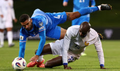 L'Islandais Victor Palsson (en bleu) et le Français Jean-Philippe Mateta sont à la luute en match de qualifications pour le Mondial-2026, le 13 octobre 2025 à Reykjavik ( AFP / FRANCK FIFE )