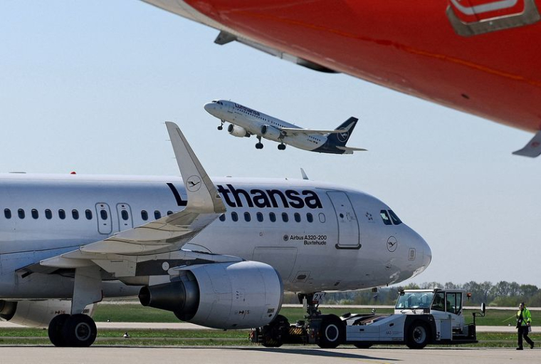Un avion de la compagnie aérienne allemande Lufthansa décolle de l'aéroport de Berlin Brandenburg à Schoenefeld