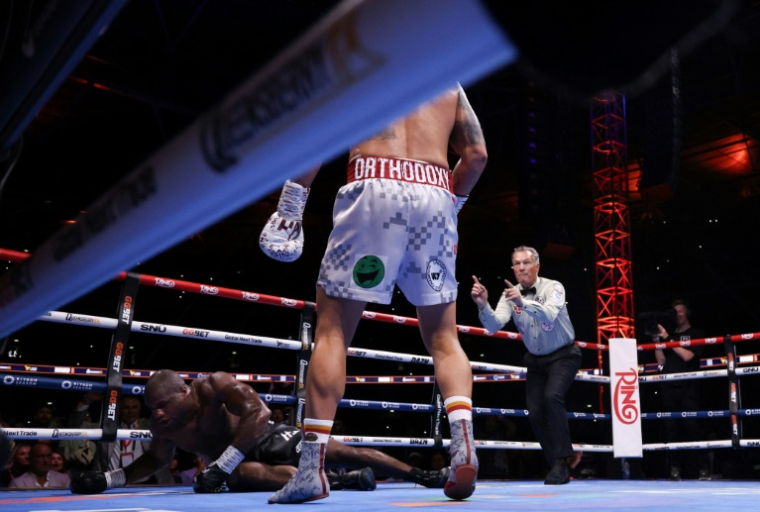 Le Britannique Daniel Dubois au sol lors de son combat contre l'Ukrainien Oleksandr Usyk à Londres le 19 juillet 2025 ( AFP / Adrian Dennis )