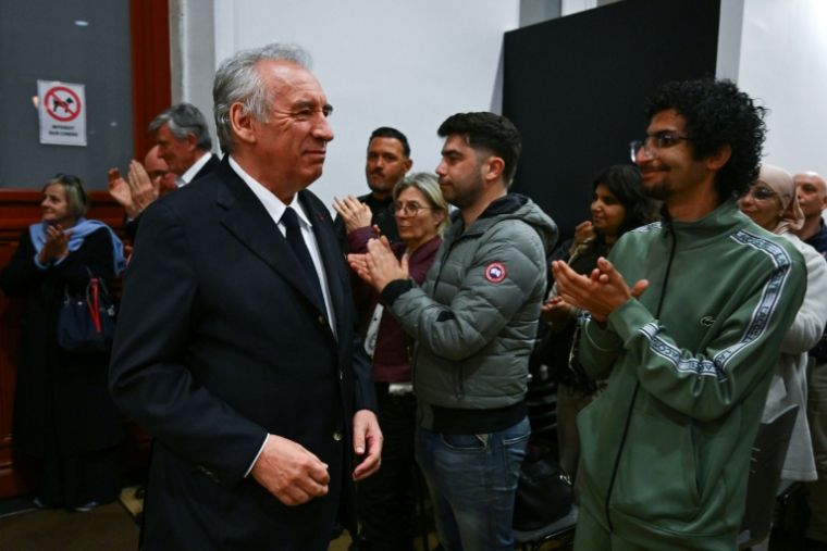 François Bayrou (c), maire sortant de Pau et candidat centriste du MoDem à sa réélection, applaudi par ses partisans après sa défaite au 2e tour des municipales, le 22 mars 2026 à Pau, dans les Pyrénées-Atlantiques ( AFP / GAIZKA IROZ )