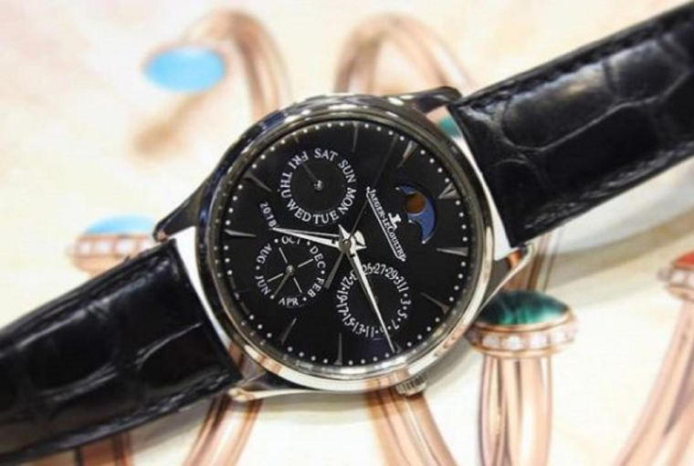 Les super-héros des films Marvel et DC Comics affichent de plus en plus dans les films leurs goûts pour les belles montres. crédit photo : Capture d’écran Instagram @homieliu