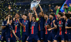 Les joueurs du PSG avec le trophée de la Ligue des champions, le 31 mai 2025 à Munich ( AFP / Marco BERTORELLO )