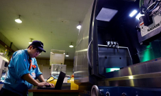 Un programmeur dans une usine de Nagase Integrex à Seki, au Japon