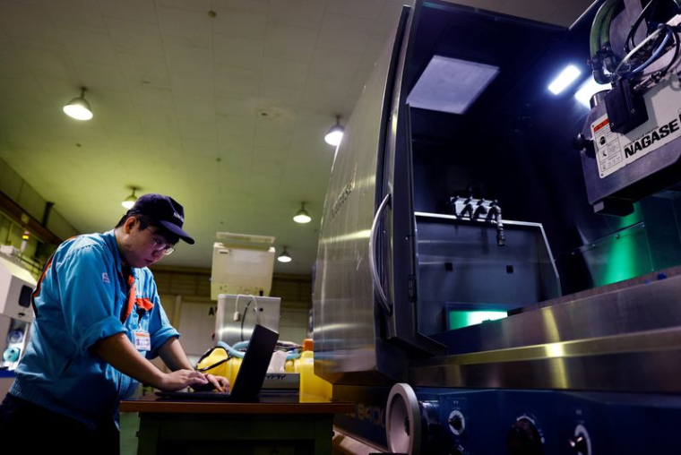 Un programmeur dans une usine de Nagase Integrex à Seki, au Japon