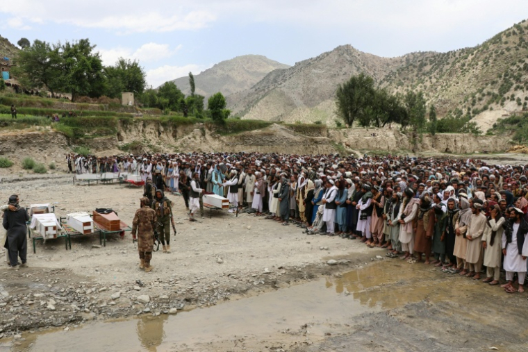 Des Afghans se rassemblent pour les funérailles des victimes d'une attaque aérienne pakistanaise sur le village de Mani, en Afghanistan le 10 juin 2026 ( AFP / - )
