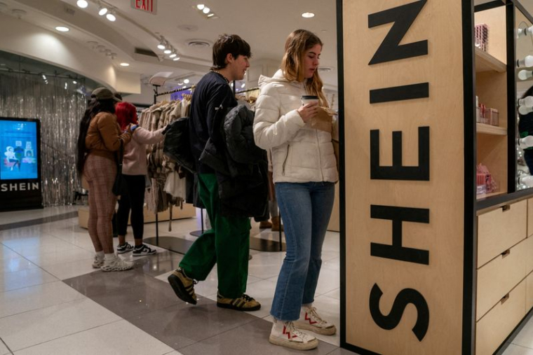 Photo d'archives des gens près de la boutique éphémère Shein Holiday à l'intérieur de Times Square