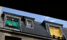 Des tissus installés à l'extérieur des fenêtres pour protéger les logements de la chaleur à Paris, le 26 juin 2026, lors d'un épisode de canicule en France ( AFP / JOEL SAGET )