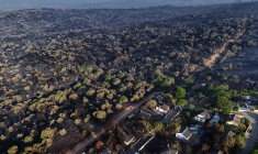 Cette image aérienne prise à l’aide d’un drone le 30 juillet 2026 montre des habitations dévastées par un incendie de forêt dans le lotissement d'Encinar del Alberche, à Villa del Prado, située à 60 kilomètres au sud-ouest de Madrid en Espagne ( AFP / OSCAR DEL POZO )
