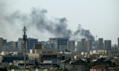 Une colonne de fumée s'élève au dessus d'immeubles de Doha, au Qatar, où les autorités ont annoncé intercepter des missiles, le 5 mars 2026 ( AFP / Mahmud Hams )
