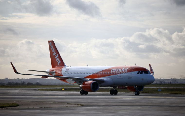 EASYJET ANTICIPE UN IMPACT À COURT TERME LIÉ À OMICRON AVANT UNE REPRISE ESTIVALE