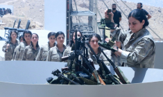 Des combattangs du PKK rendent leurs armes lors d'une cérémonie à Souleimaniyeh, au Kurdistan irakien, le 11 juillet 2025 ( AFP / Shwan MOHAMMED )