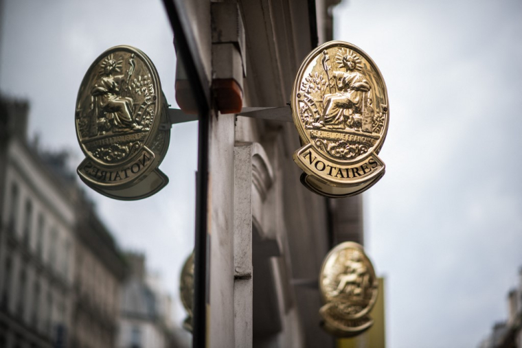 Le Conseil des prélèvements obligatoires, rattaché à la Cour des comptes, appelle à réformer la fiscalité de l'immobilier, notamment en réduisant les frais de notaire et en augmentant la taxe foncière.  ( AFP / MARTIN BUREAU )