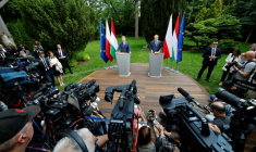 Le Premier ministre hongrois Peter Magyar (G) et son homologue polonais Donald Tusk donnent une conférence de presse à Varsovie le 20 mai 2026 ( AFP / Wojtek RADWANSKI )