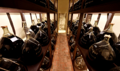 Des bonbonnes d'Armagnac à Sorbets. ( AFP / GEORGES GOBET )