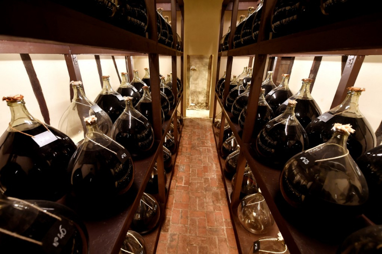 Des bonbonnes d'Armagnac à Sorbets. ( AFP / GEORGES GOBET )