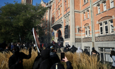 Des protestataire arrivent pour pénétrer de force dans la mairie de Lille lors d'une manifestation contre la vie chère, le 17 octobre 2026 ( AFP / Sameer AL-DOUMY )