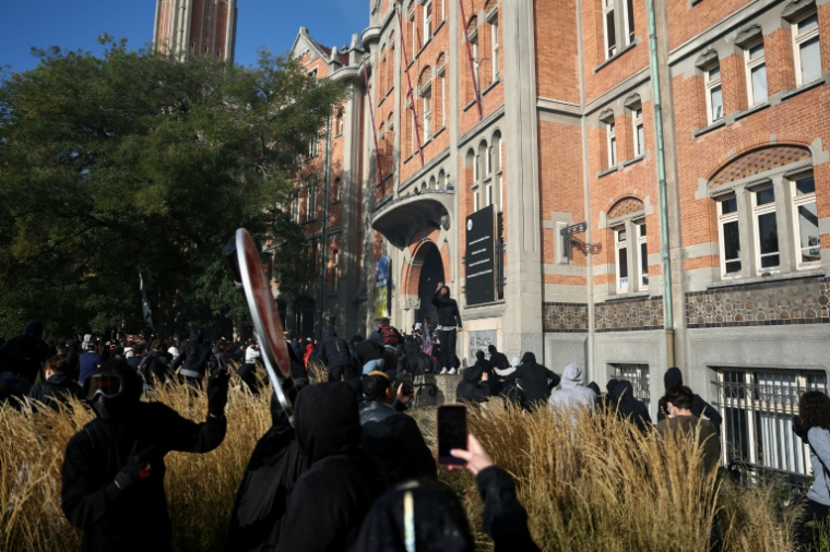 Des protestataire arrivent pour pénétrer de force dans la mairie de Lille lors d'une manifestation contre la vie chère, le 17 octobre 2026 ( AFP / Sameer AL-DOUMY )
