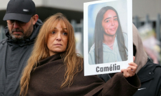 La mère de Camélia, une lycéenne  qui s'est suicidée le 13 janvier, brandit le portrait de sa fille lors d'une marche en sa mémoire, le 25 janvier 2026 à Mitry-Mory, en région parisienne ( AFP / Thomas SAMSON )