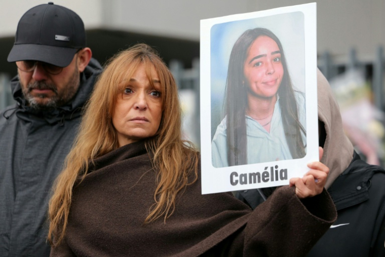 La mère de Camélia, une lycéenne  qui s'est suicidée le 13 janvier, brandit le portrait de sa fille lors d'une marche en sa mémoire, le 25 janvier 2026 à Mitry-Mory, en région parisienne ( AFP / Thomas SAMSON )