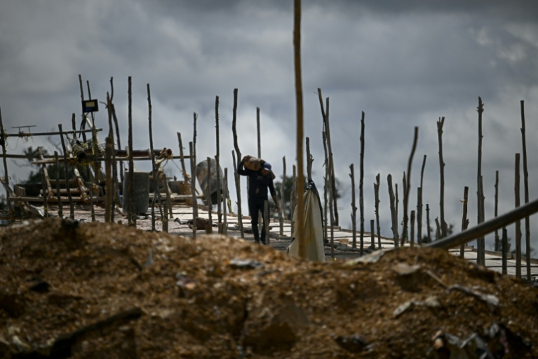 Un homme travaille dans une mine d'or artisanale à Las Brisas de Cuyuni, au Venezuela, le 11 juin 2026 ( AFP / Federico PARRA )