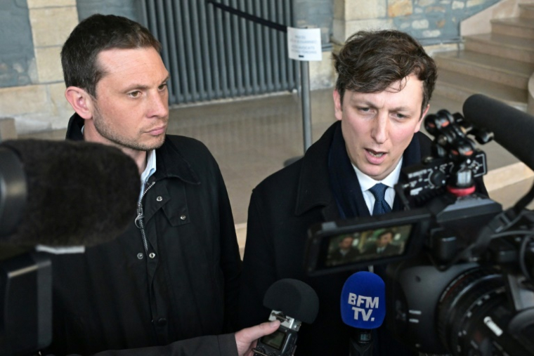 Les avocats de Joël Le Scouarnec, Thibaut Kurzawa (G) et Maxime Tessier, le 4 mars 2025 à Vannes ( AFP / Damien MEYER )