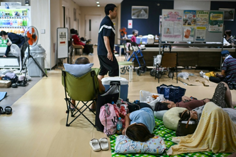 Des évacués se reposent dans un centre d'hébergement à Uki, dans la préfecture de Kumamoto, le 29 juillet 2026, au lendemain du séisme qui a frappé le sud-ouest du Japon ( AFP / Philip FONG )