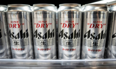 Des bières "Asahi Super Dry" sont alignées dans un supermarché de Tokyo, au Japon, le 3 octobre 2025 ( AFP / Yuichi YAMAZAKI )