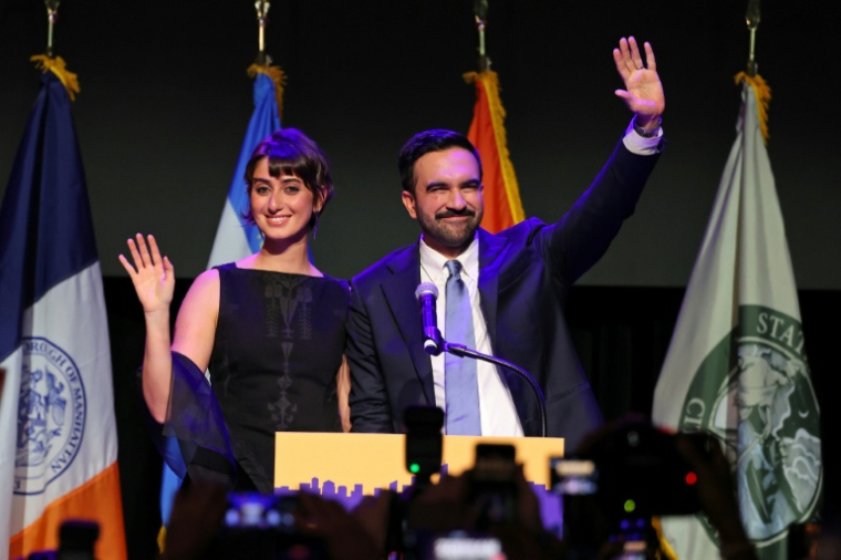Le candidat démocrate à la mairie de New York Zohran Mamdani et son épouse Rama Duwaji, lors d'une soirée électorale à Brooklyn, le 4 novembre 2025 à New York ( AFP / ANGELA WEISS )