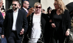 Violette Petrucciani, la mère de Loana, arrive aux obsèques de sa fille Loana, à Nice le 10 avril 2026 ( AFP / Thibaud MORITZ )