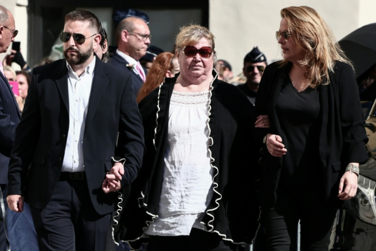 Violette Petrucciani, la mère de Loana, arrive aux obsèques de sa fille Loana, à Nice le 10 avril 2026 ( AFP / Thibaud MORITZ )