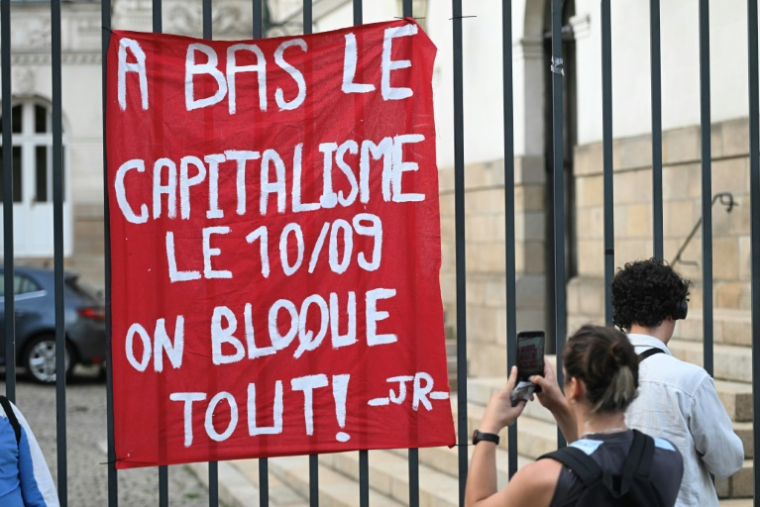 Une banderole "A bas le capitalisme, le 10/9 on bloque tout" accrochée sur la grille de l'Hôtel de Ville de Nantes, le 8 septembre 2025 en Loire-Atlantique ( AFP / Sebastien Salom-Gomis )