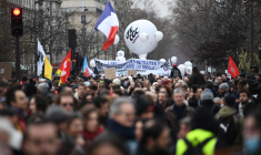 Une manifestation contre la réforme des retraites, le 11 février, à Paris ( AFP / CHRISTOPHE ARCHAMBAULT )