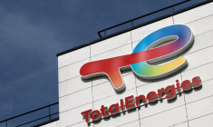 Le logo de la compagnie pétrolière et gazière française TotalEnergies à Rueil-Malmaison