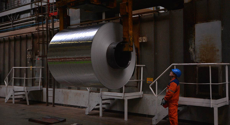 Troisième producteur mondial d'aluminium, la Russie exportait une partie de sa production en Europe, où le cours a grimpé à 4.000 dollars la tonne. (© AFP)