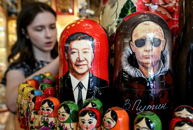 Des poupées russes figurant Vladimir Poutine et Xi Jinping dans un magasin de souvenirs à Moscou, le 19 mai 2026 ( AFP / Alexander NEMENOV )