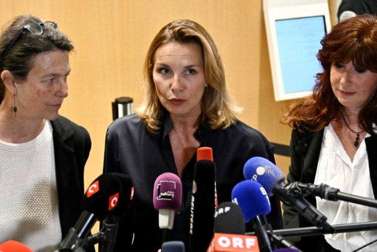 L'une des plaignantes, Amélie (c), s'adresse à la presse après le verdict du procès pour agression sexuelle de l'acteur Gérard Depardieu au tribunal correctionnel de Paris, le 13 mai 2025 ( AFP / JULIEN DE ROSA )