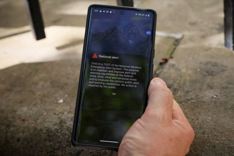 Une alerte nationale s'affiche sur un téléphone du système national d'alerte d'urgence sans fil à New York