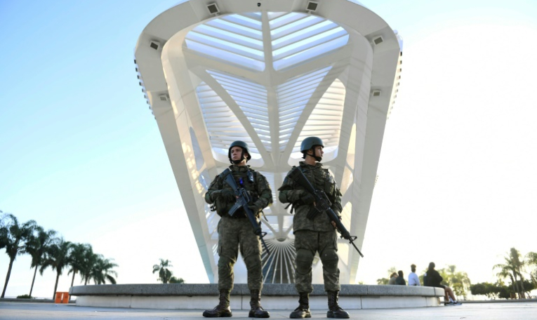 Des membres de la marine brésilienne patrouillent dans le centre ville de Rio de Janeiro, où se tiendra le sommet des Brics 2025, le 5 juillet 2025 ( AFP / Daniel RAMALHO )
