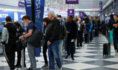 Voyageurs à l'aéroport international de Chicago, Illinois le 7 novembre 2025 ( AFP / KAMIL KRZACZYNSKI )
