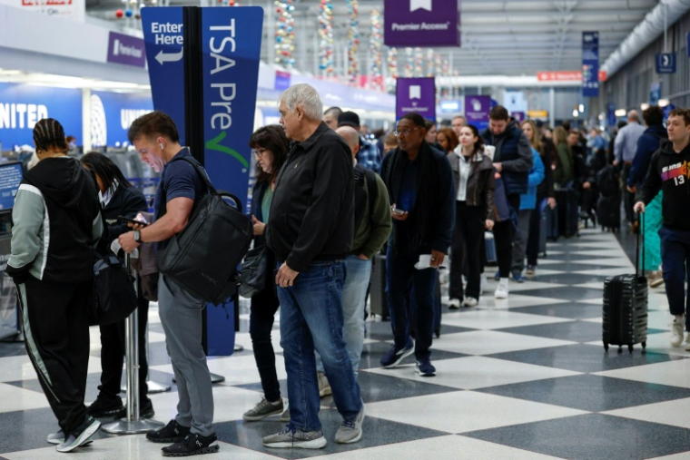 Voyageurs à l'aéroport international de Chicago, Illinois le 7 novembre 2025 ( AFP / KAMIL KRZACZYNSKI )