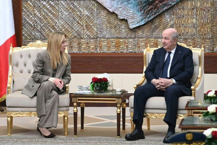 Photo distrbuée par la présidence algérienne montrant le chef de l'Etat Abdelmadjid Tebboune et la Première ministre italienne, Giorgia Meloni, le 25 mars 2026 à Alger ( ALGERIAN PRESIDENCY FACEBOOK PAGE / - )
