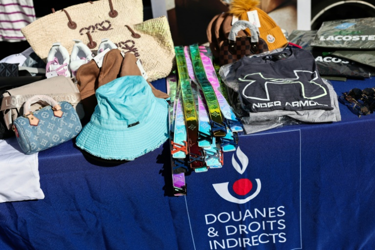 Des produits contrefaits sont exposés par les agents des douanes avant leur destruction à Marseille, dans le sud-est de la France, le 18 juin 2026 ( AFP / Thibaud MORITZ )