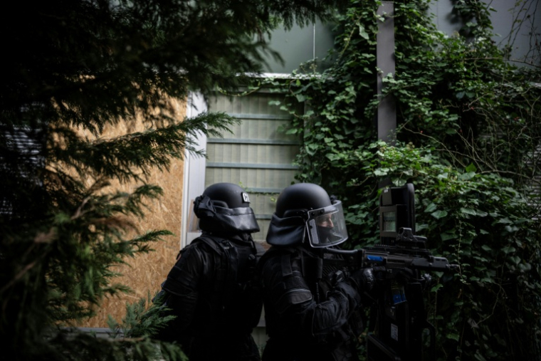 Des membres du RAID participent à un exercice d'entraînement à la libération d'otages, au quartier général du RAID, à Bièvres, dans la banlieue sud de Paris, le 8 octobre 2025 ( AFP / JULIEN DE ROSA )